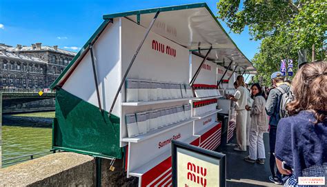 Miu Miu distributes books and free ice creams on .